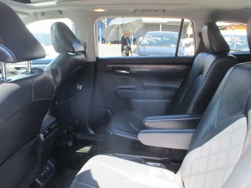 Used 2021 Toyota Highlander AWD Platinum V6 image 9
