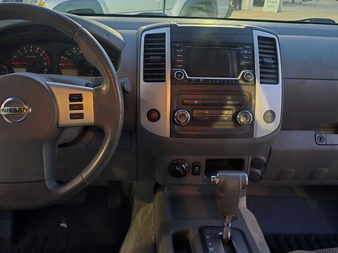 Used 2016 Nissan Frontier SV image 31
