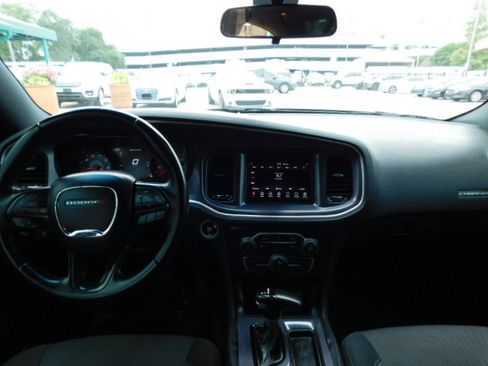 Used 2018 Dodge Charger SXT RWD image 12