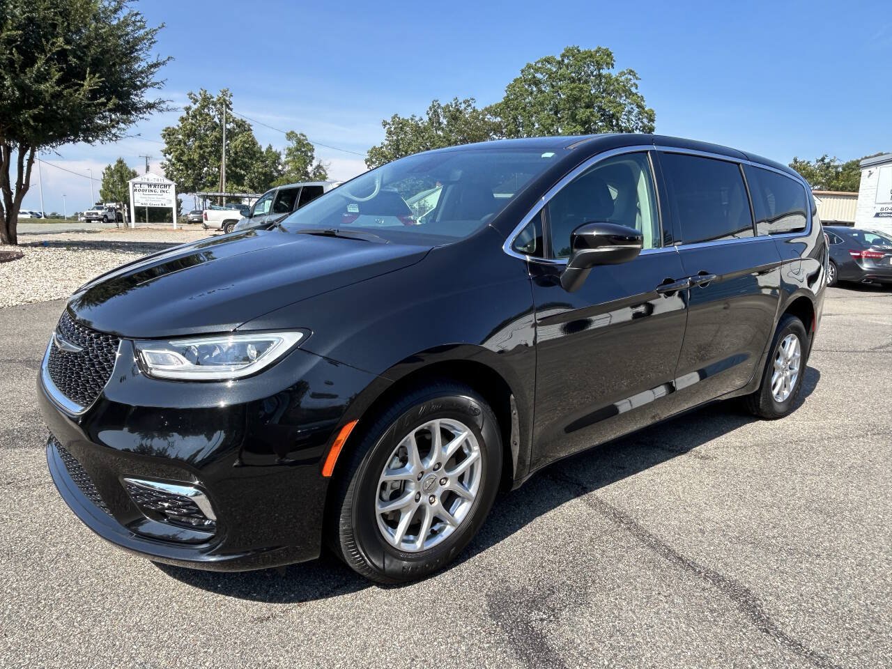 Used 2023 Chrysler Pacifica Touring-L FWD image 13