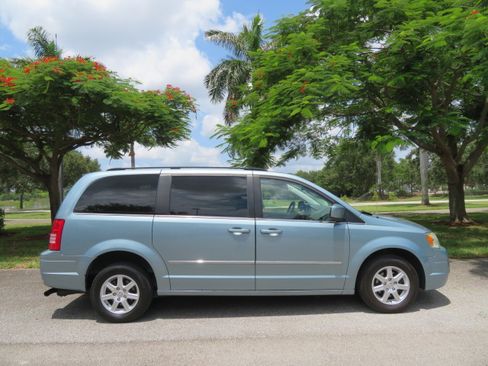 Used 2010 Chrysler Town & Country Touring FWD image 8