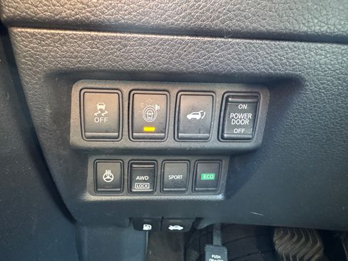 Used 2017 Nissan Rogue SV image 16