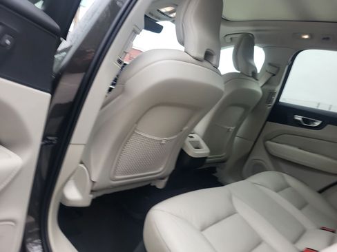 Used 2022 Volvo XC60 B5 Momentum image 14