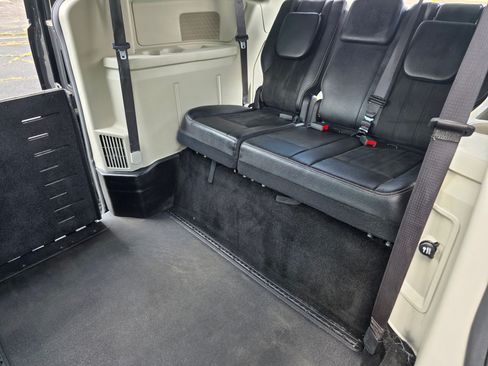 Used 2019 Dodge Grand Caravan SXT image 18