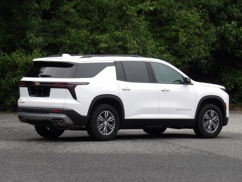 Used 2026 Chevrolet Traverse FWD LT image 9