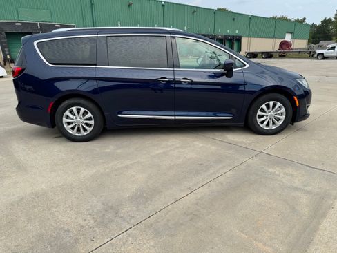 Used 2018 Chrysler Pacifica Touring-L image 5