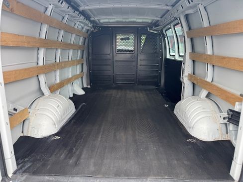 Used 2018 GMC Savana 2500 image 3