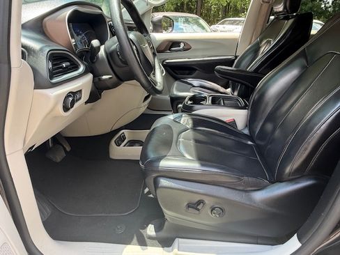 Used 2020 Chrysler Voyager LXi image 9