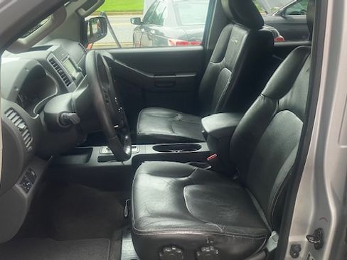 Used 2015 Nissan Xterra 4WD image 9