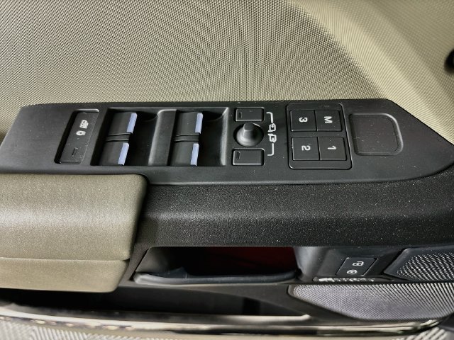 Used 2025 Land Rover Defender 110 OCTA AWD/4WD image 20