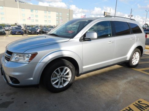 Used 2018 Dodge Journey SXT image 4