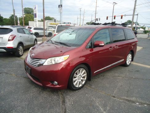 Used 2013 Toyota Sienna XLE Limited FWD image 1