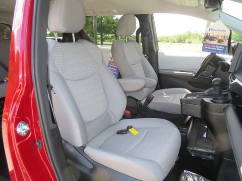 Used 2026 Toyota Sienna LE FWD image 34