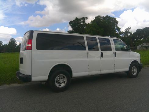 Used 2018 Chevrolet Express 3500 LS Extended Passenger RWD image 3