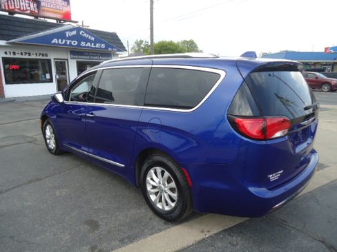 Used 2018 Chrysler Pacifica Touring-L FWD image 13