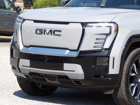 Used 2024 GMC Sierra EV Denali AWD/4WD image 12