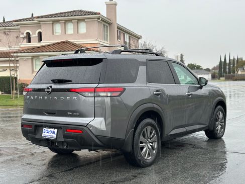 Used 2022 Nissan Pathfinder SV image 8