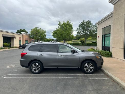 Used 2017 Nissan Pathfinder SV image 4