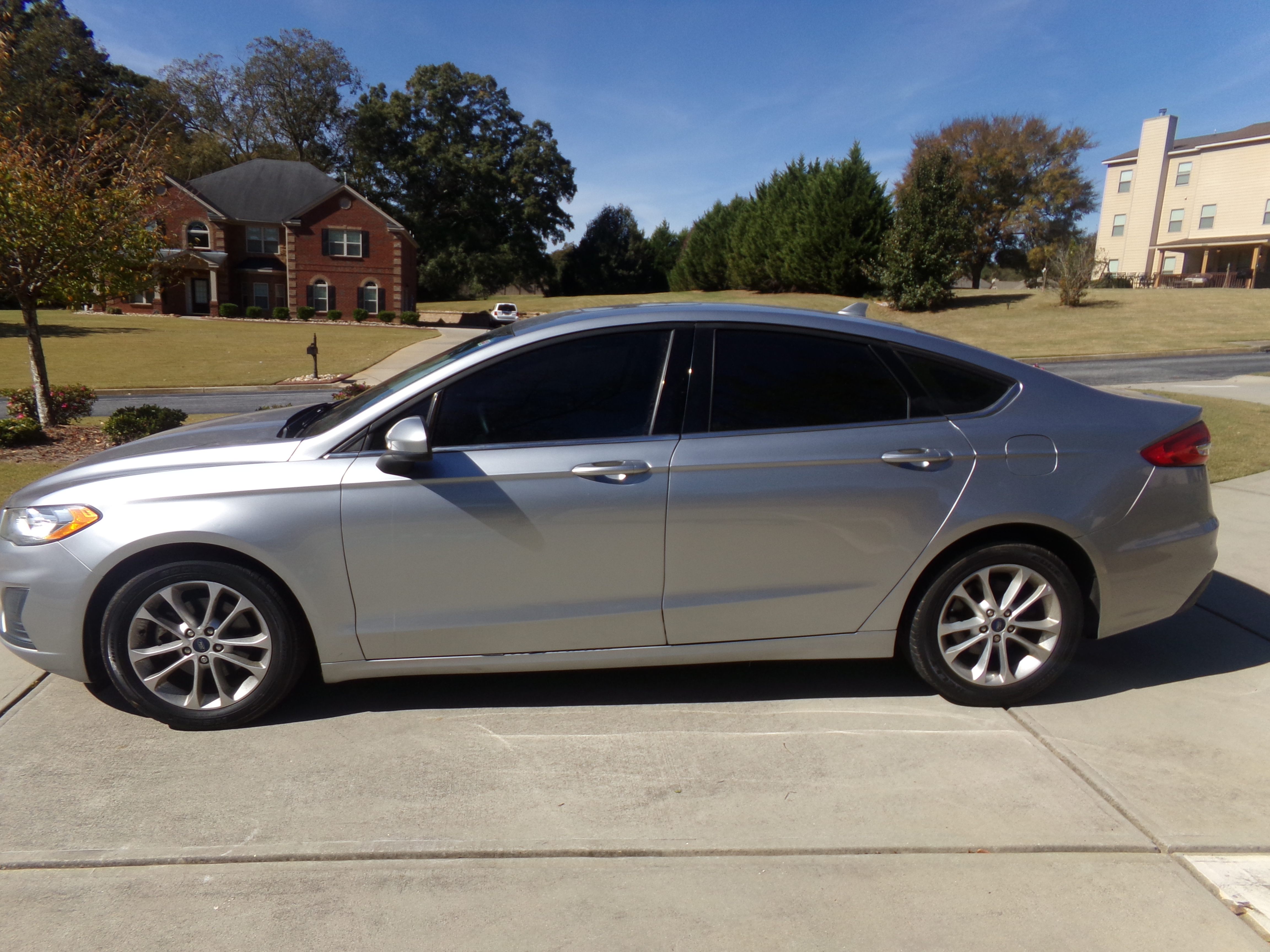 Used 2020 Ford Fusion SE FWD image 2
