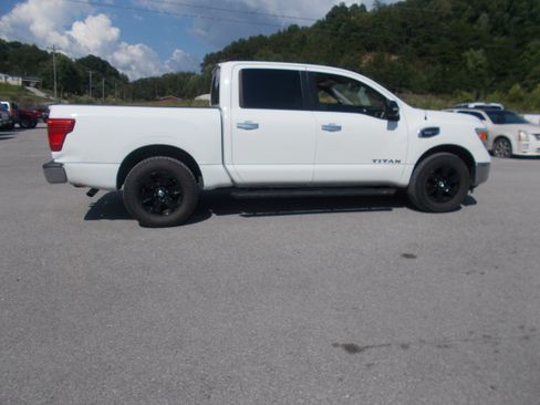 Used 2017 Nissan Titan 4x4 Crew Cab image 4