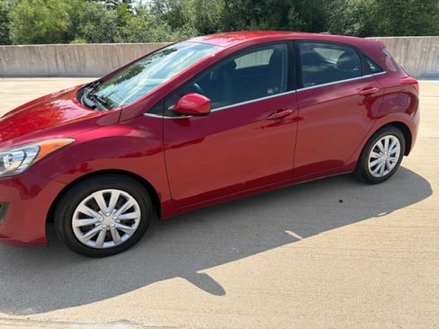 Used 2017 Hyundai Elantra GT Hatchback FWD image 2