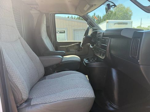 Used 2018 Chevrolet Express 3500 Extended RWD image 12