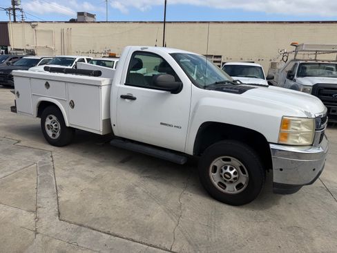 Used 2011 Chevrolet Silverado 2500 2WD Regular Cab image 1