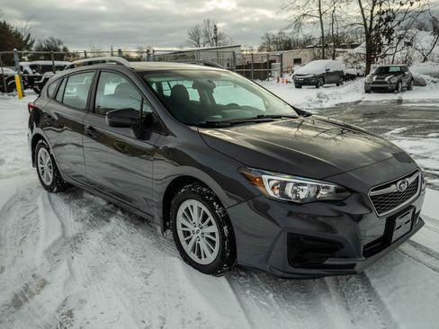 Used 2018 Subaru Impreza 2.0i Premium image 3
