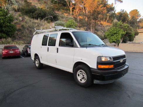 Used 2018 Chevrolet Express 2500 LT RWD image 3