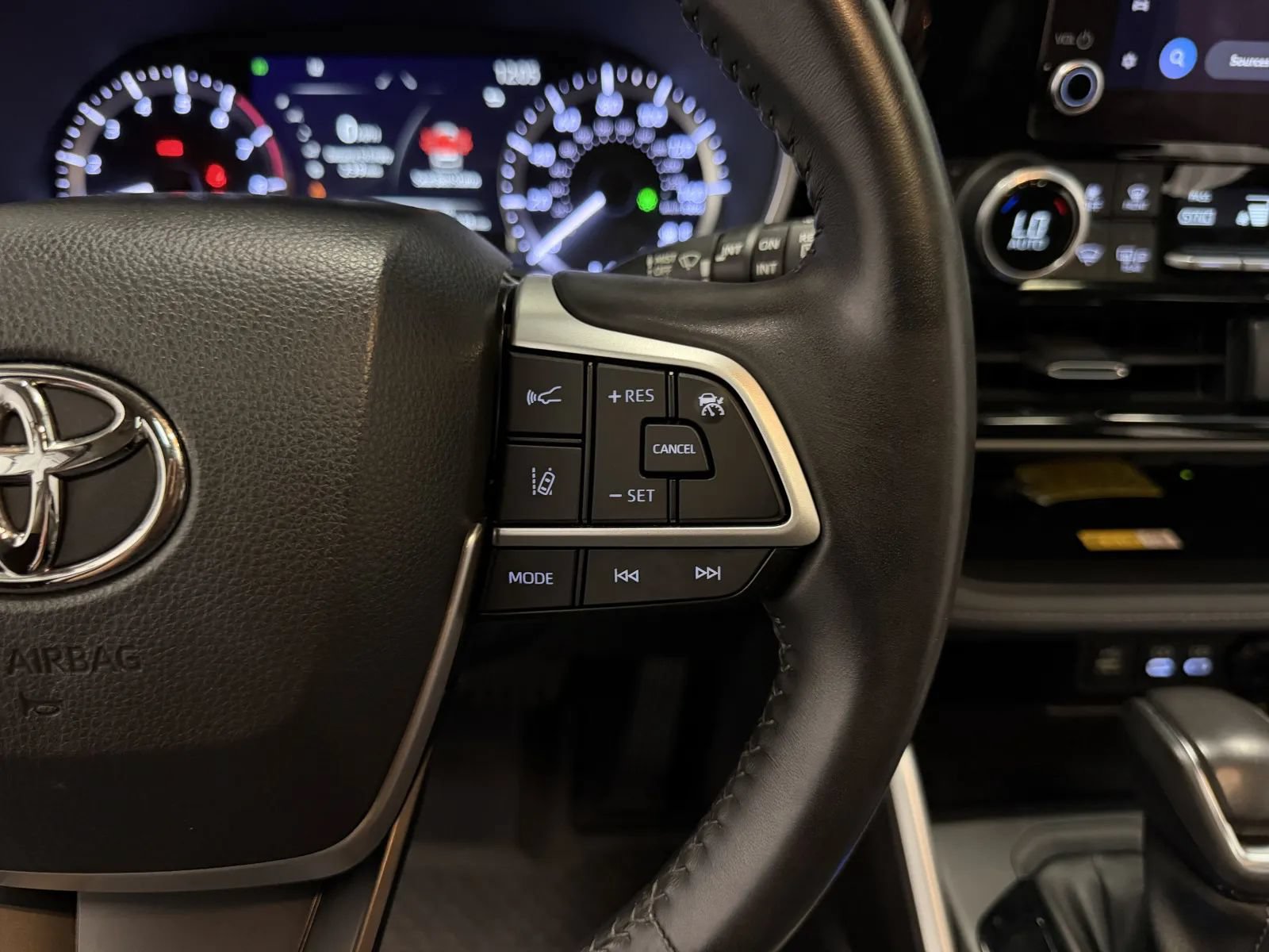 Used 2023 Toyota Highlander XLE FWD image 23