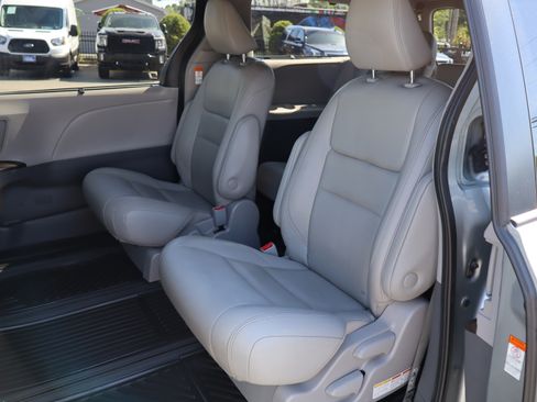 Used 2020 Toyota Sienna XLE AWD image 13