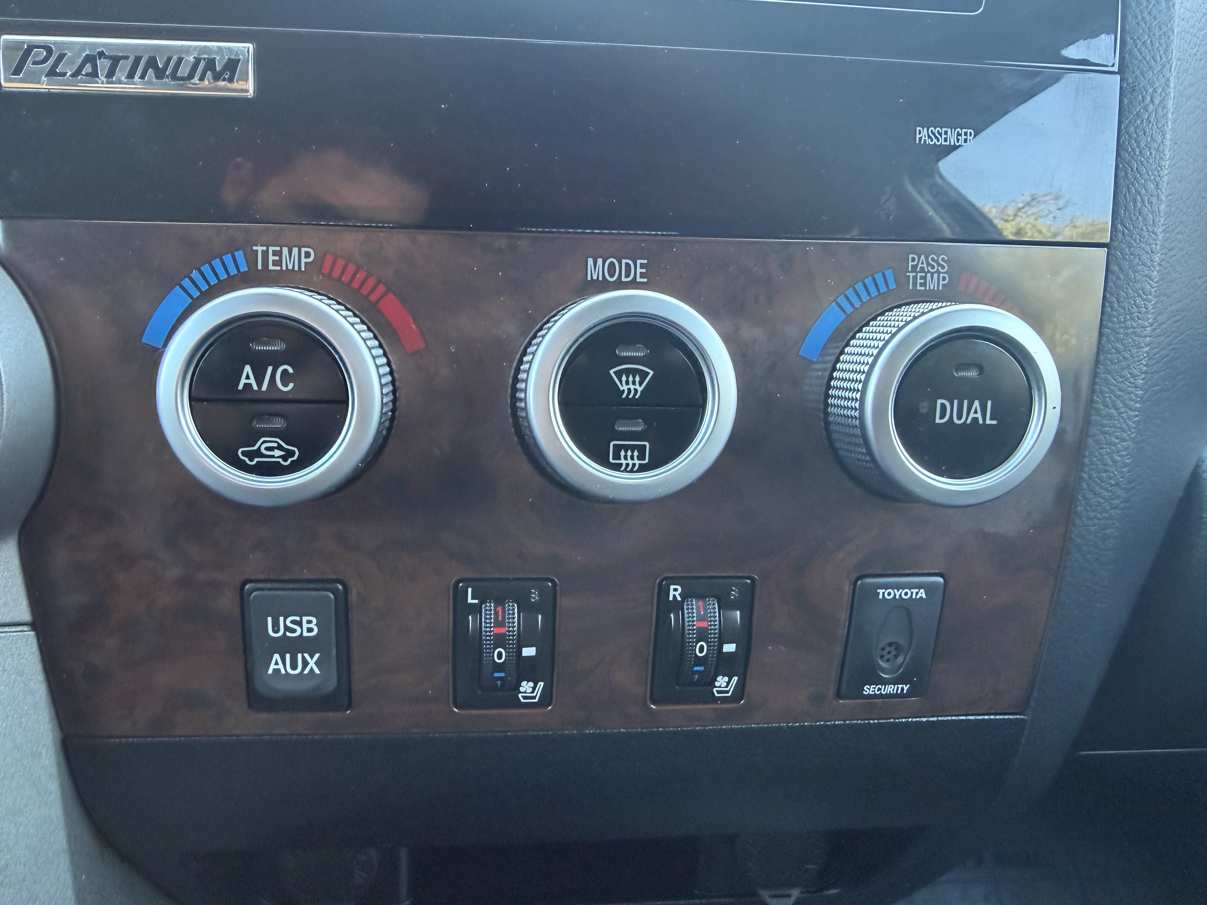 Used 2013 Toyota Tundra 4x4 CrewMax Platinum image 32