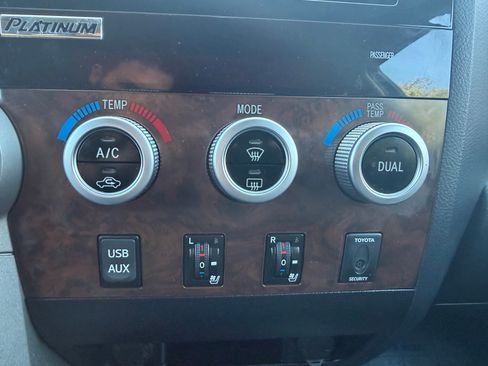 Used 2013 Toyota Tundra 4x4 CrewMax Platinum image 32