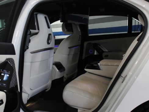 Used 2023 BMW i7 xDrive60 AWD/4WD image 43