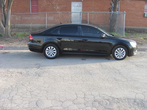 Used 2013 Volkswagen Passat 2.5 S image 1