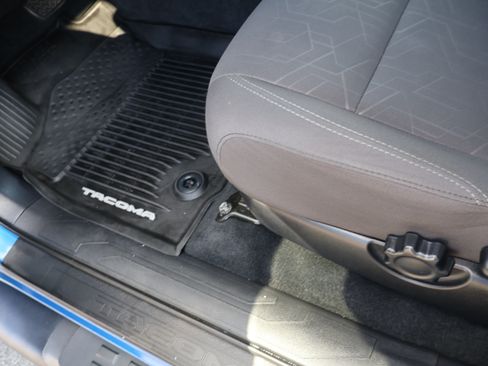 Used 2018 Toyota Tacoma TRD Sport image 21