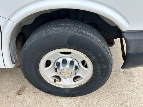 Used 2011 Chevrolet Express 2500 image 20