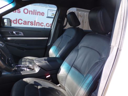 Used 2018 Ford Explorer XLT image 6