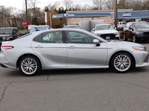 Used 2020 Toyota Camry XLE image 9