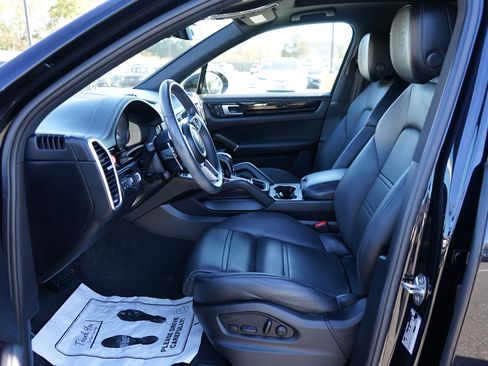 Used 2022 Porsche Cayenne image 11