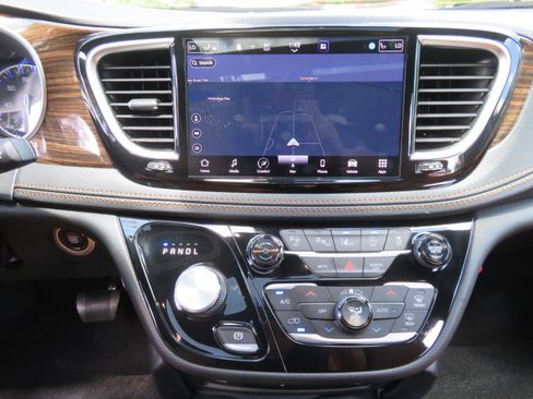Used 2022 Chrysler Pacifica Pinnacle FWD image 28