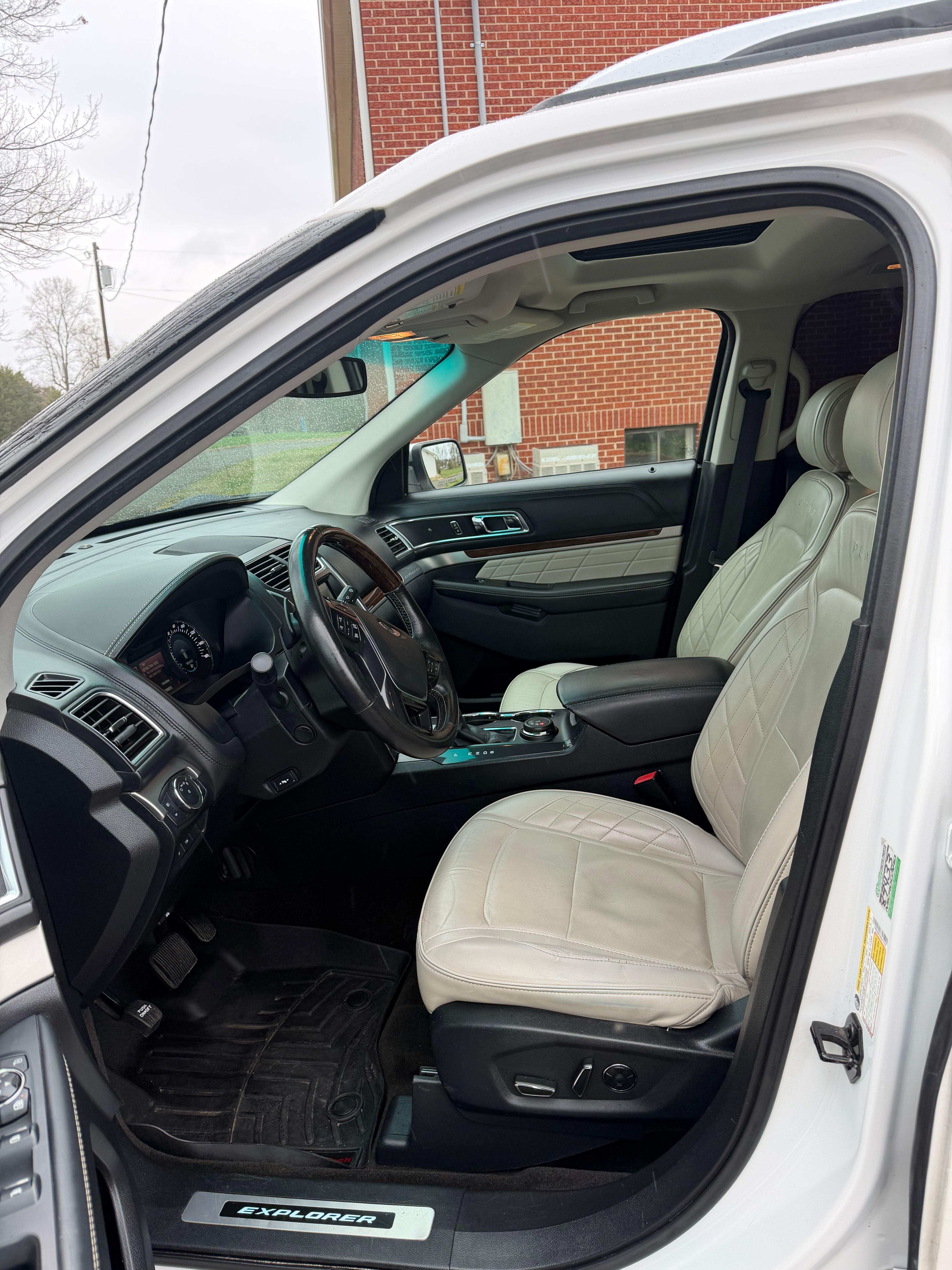 Used 2016 Ford Explorer Platinum AWD/4WD image 8