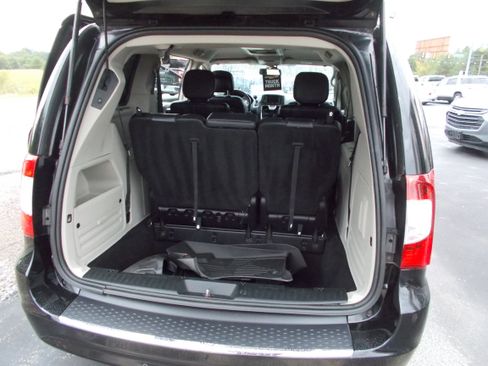Used 2014 Chrysler Town & Country Touring-L image 13