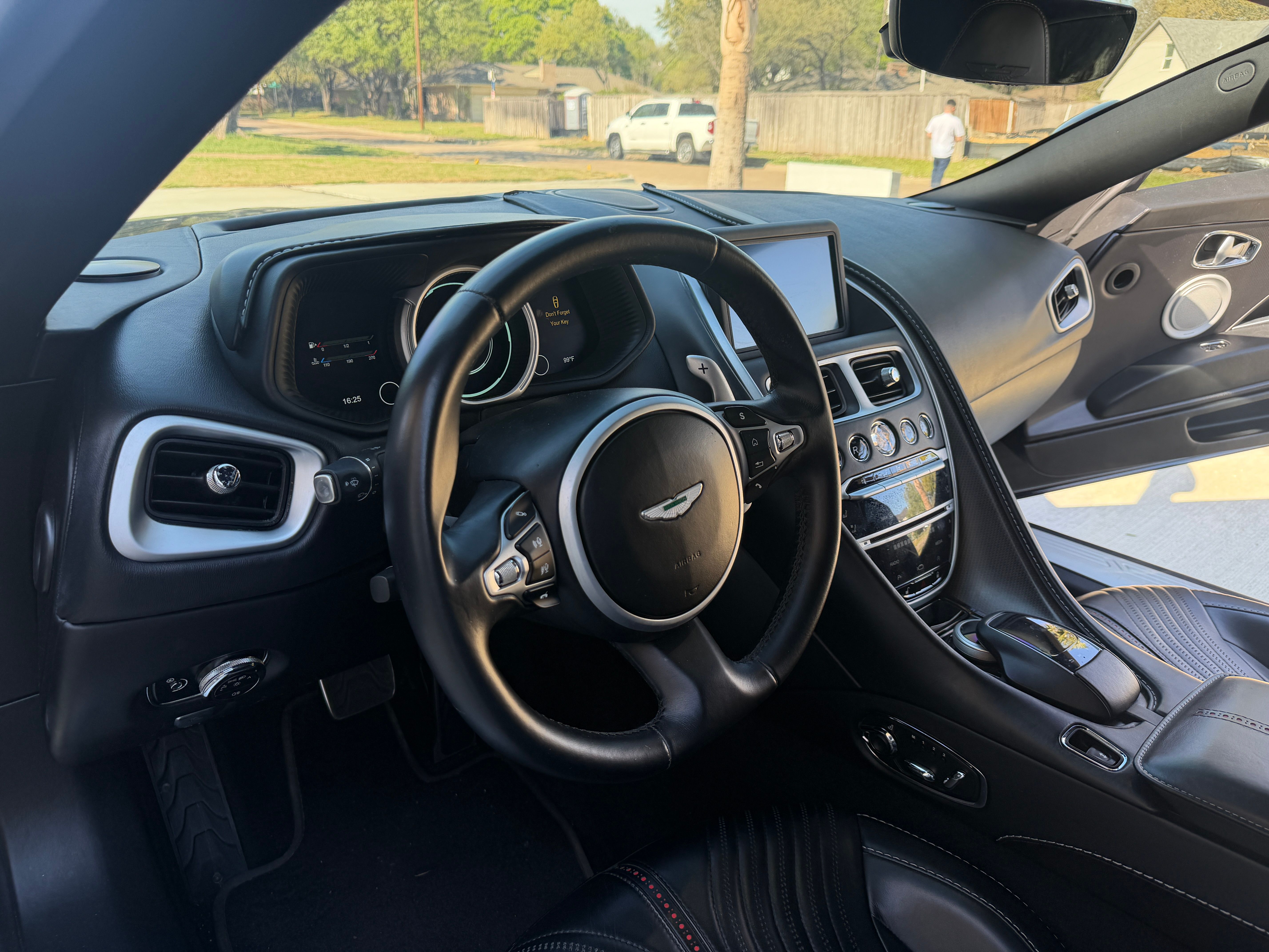 Used 2017 Aston Martin DB11 V12 Coupe RWD image 2