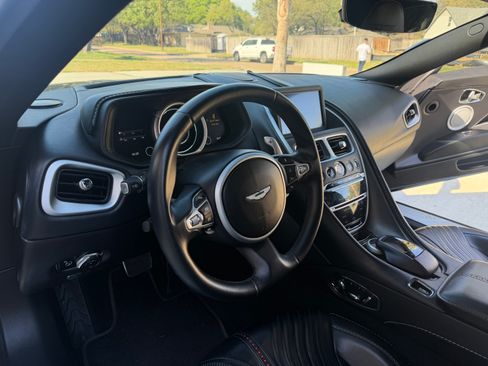 Used 2017 Aston Martin DB11 V12 Coupe RWD image 2