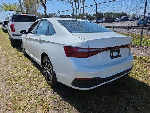 Used 2025 Volkswagen Jetta SE image 2