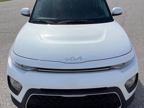 Used 2022 Kia Soul LX FWD image 2