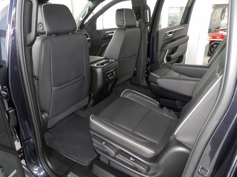 Used 2025 Chevrolet Suburban 2WD Premier image 19