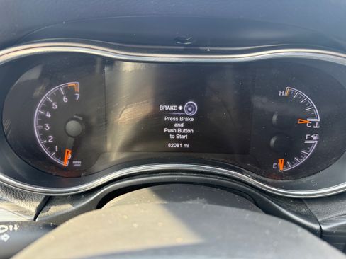 Used 2019 Jeep Grand Cherokee Laredo AWD/4WD image 16