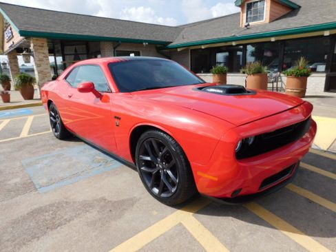 Used 2016 Dodge Challenger R/T Shaker RWD image 2